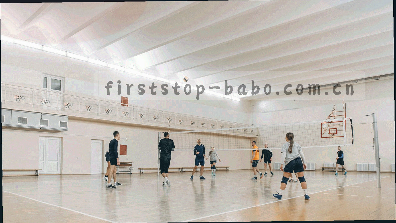 夜间球场灯光与抽象数据网格叠合，画面带有时间刻度与运动轨迹光绘
